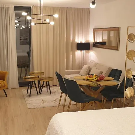 Golden - Private Parking Apartment